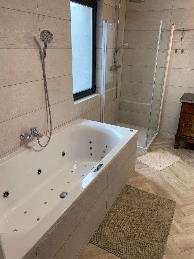 House Le Noyer Bed & Breakfast